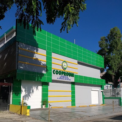 Persona caminando en un grupo de personas